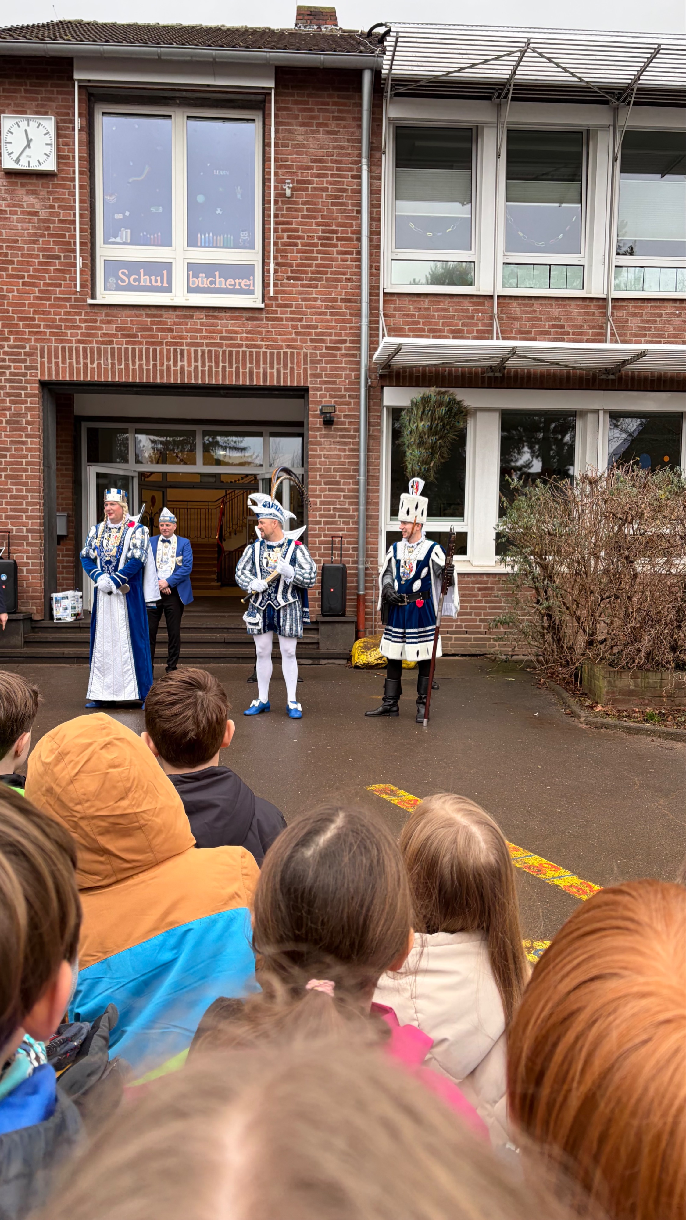 Jecker Besuch auf unserem Schulhof! | dbs-pulheim.de Jecker Besuch auf unserem Schulhof!