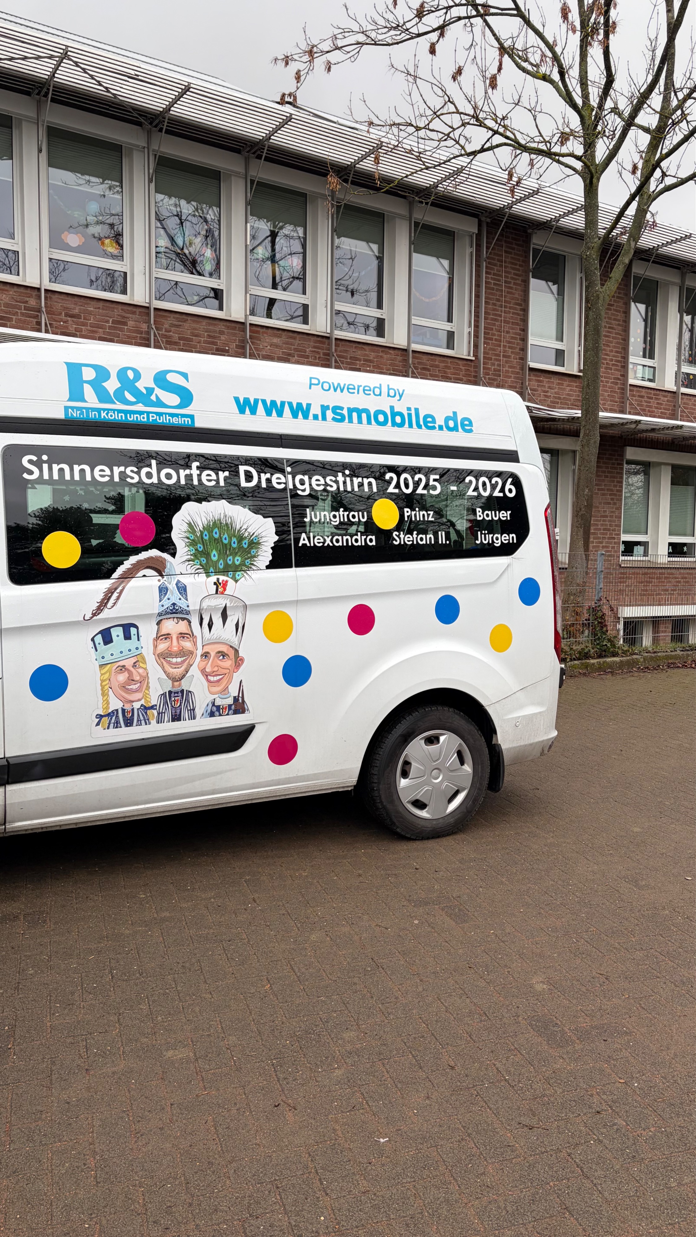 Jecker Besuch auf unserem Schulhof! | dbs-pulheim.de Jecker Besuch auf unserem Schulhof!