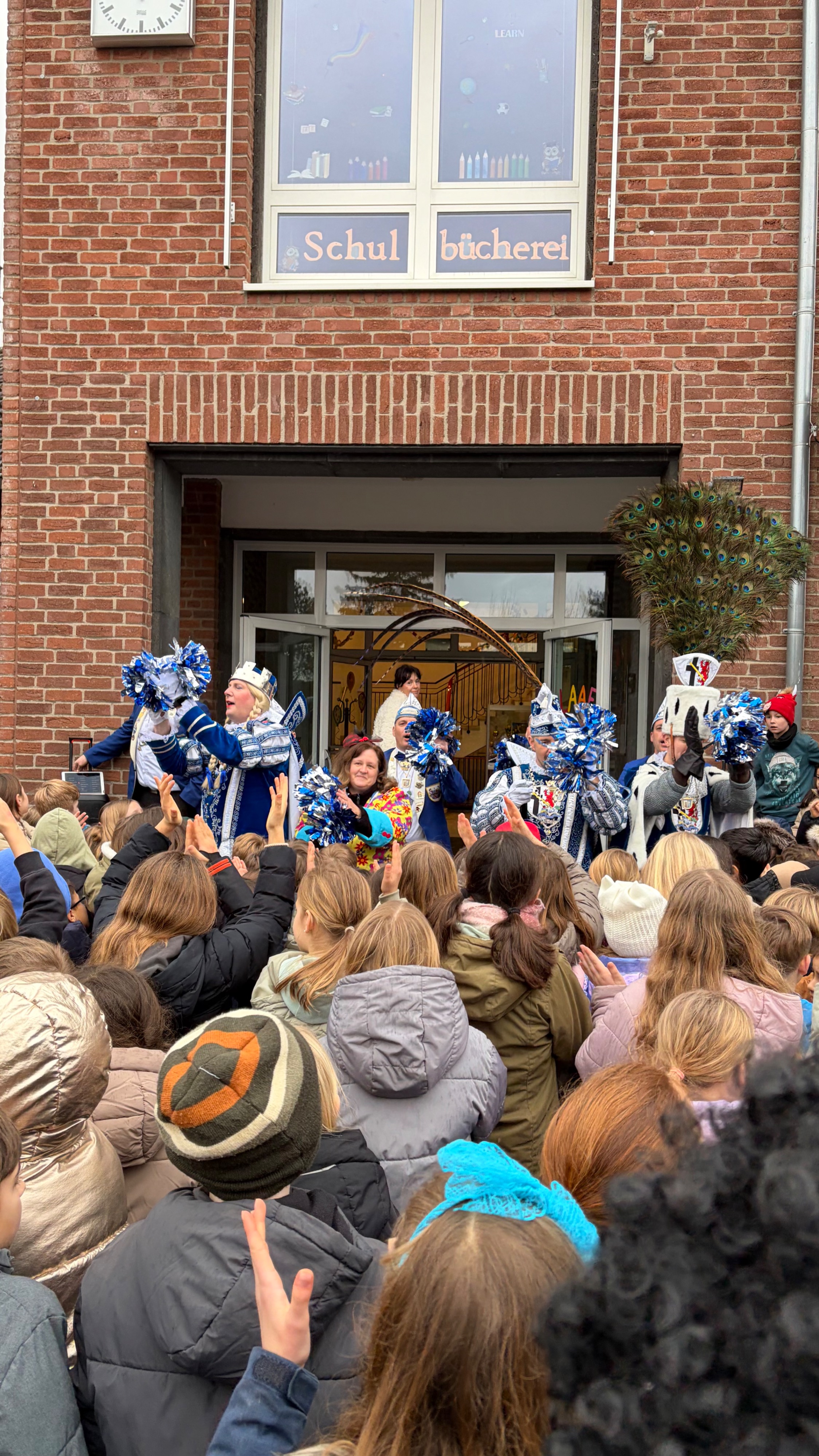 Jecker Besuch auf unserem Schulhof! | dbs-pulheim.de Jecker Besuch auf unserem Schulhof!